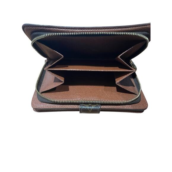Louis Vuitton Monogram Zippe Bifold Wallet *Damaged corners* (16955) - Picture 9 of 9